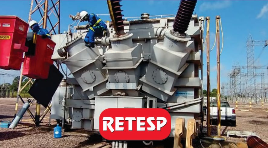 Uma mão segurando uma ferramenta de reparo em um fundo de equipamentos industriais, com sinais de alerta e riscos visíveis.