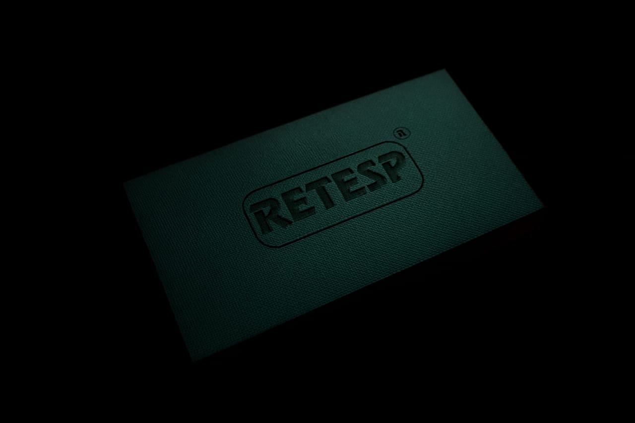 Um design minimalista com elementos gráficos modernos e texto estilizado em destaque, sobre um fundo limpo e profissional.