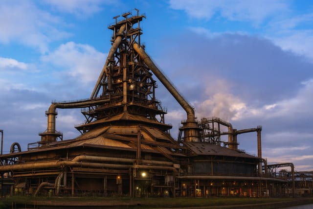 Estrutura de alto-forno contra o céu ao entardecer