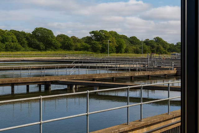 Lagoas e clarificadores do tratamento de água e efluentes