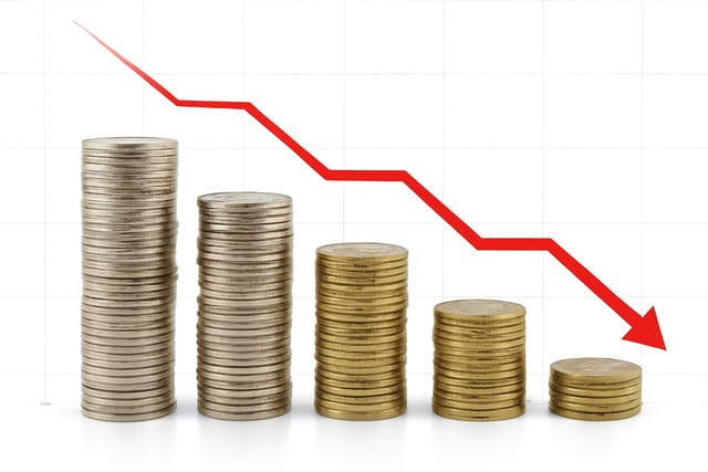 Moedas e uma seta vermelha em queda