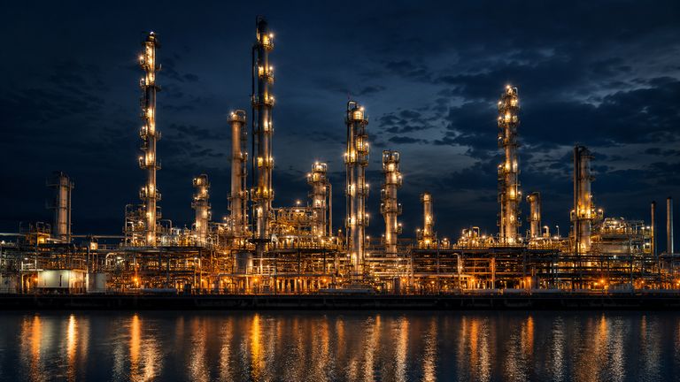 Refinaria petroquímica iluminada à noite